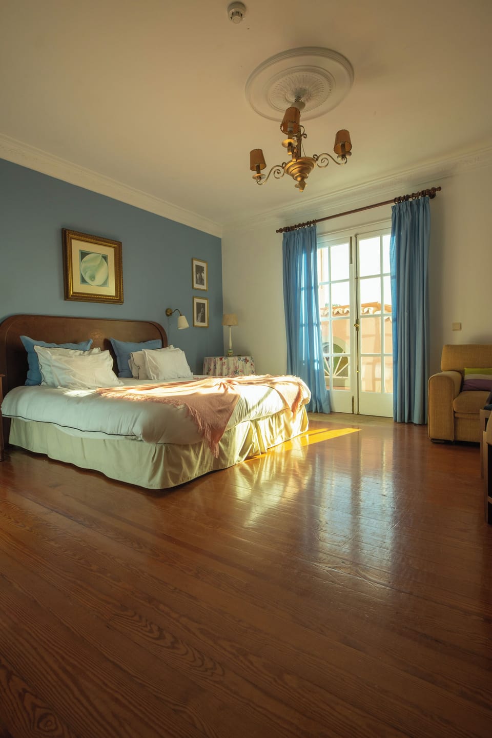 Junior Suite | In-room safe, individually decorated, individually furnished, desk