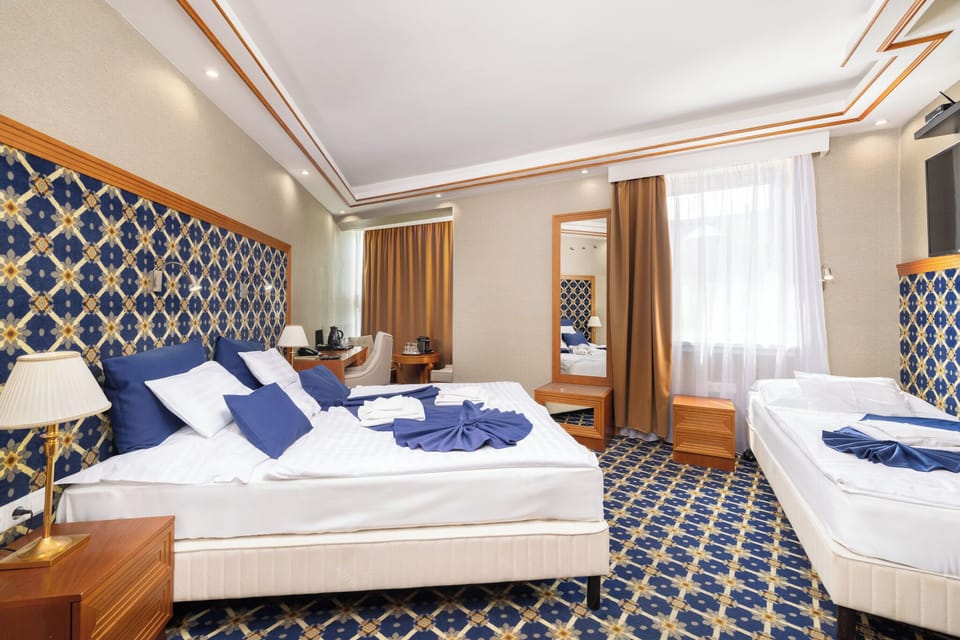 Junior Studio Suite, 1 Bedroom | Minibar, in-room safe, desk, blackout drapes