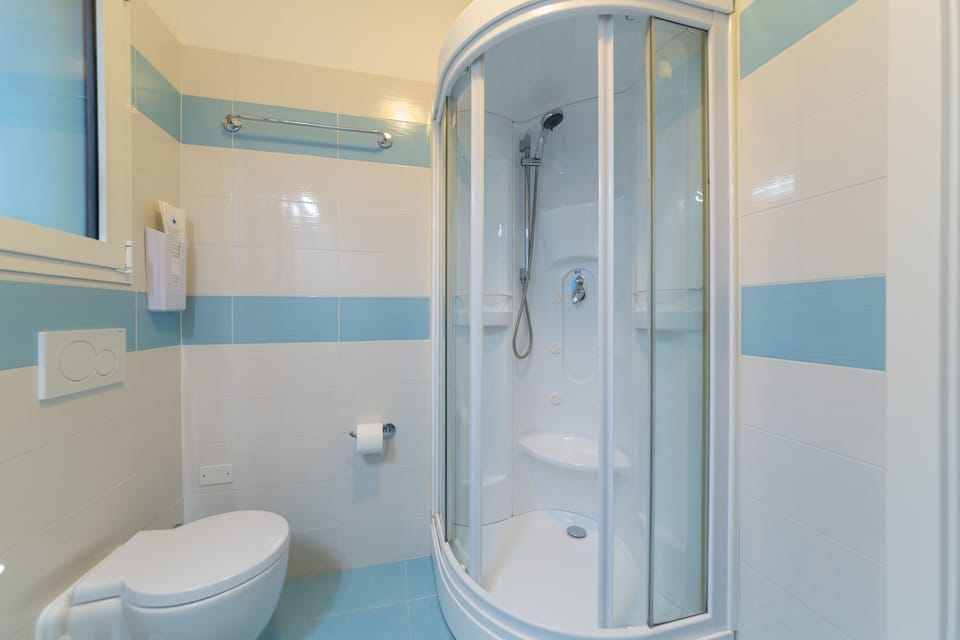 Double Room, 1 Large Twin Bed | Bathroom | Shower, hair dryer, towels