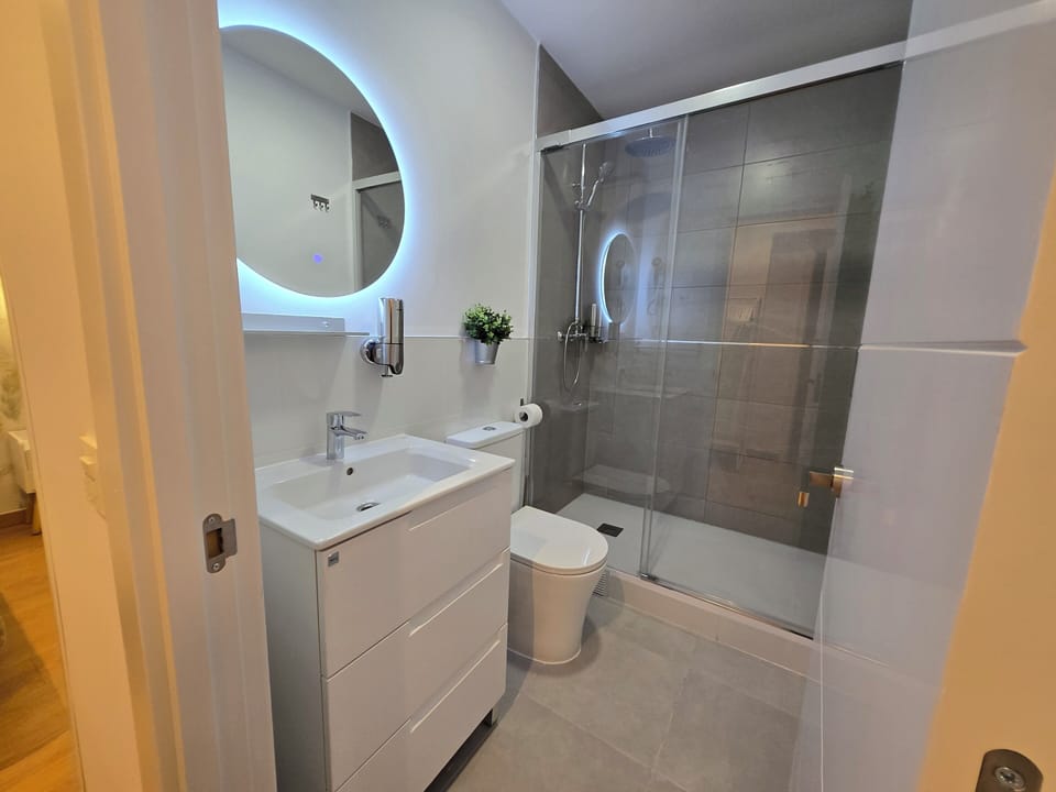 Studio | Bathroom | Hair dryer, towels