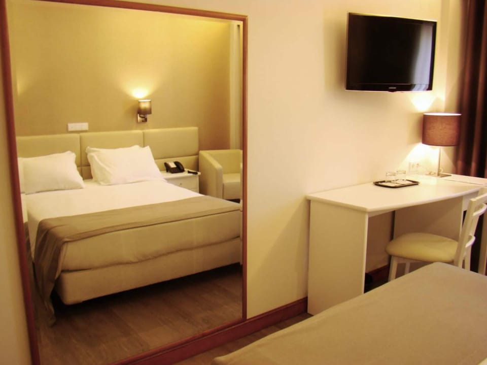 Double Room | Minibar, in-room safe, desk, soundproofing