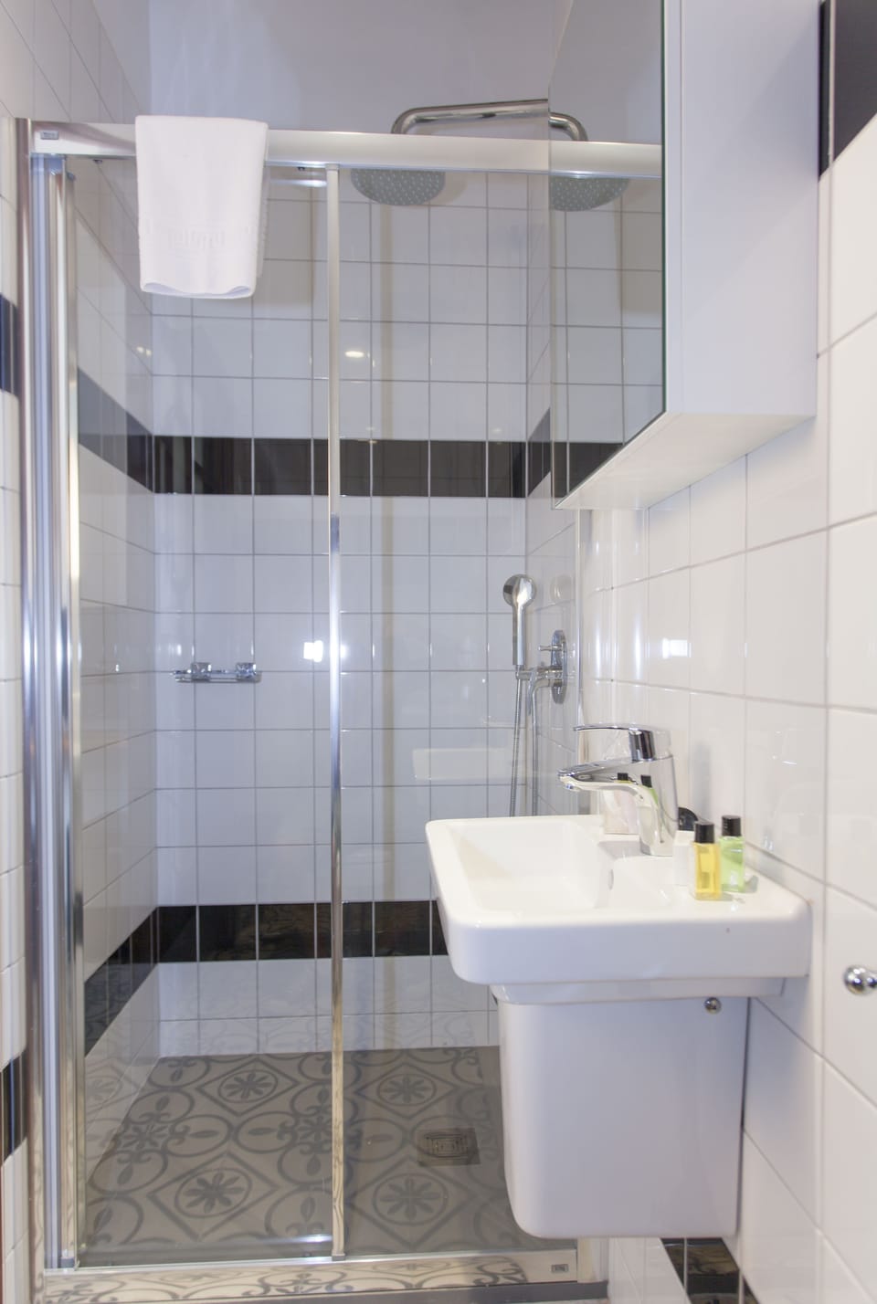 Superior Room, 1 Bedroom, City View | Bathroom | Shower, rainfall showerhead, free toiletries, hair dryer