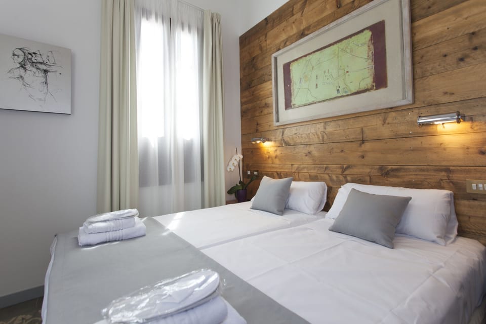 Superior Room, 1 Bedroom, City View | Minibar, individually decorated, individually furnished, desk
