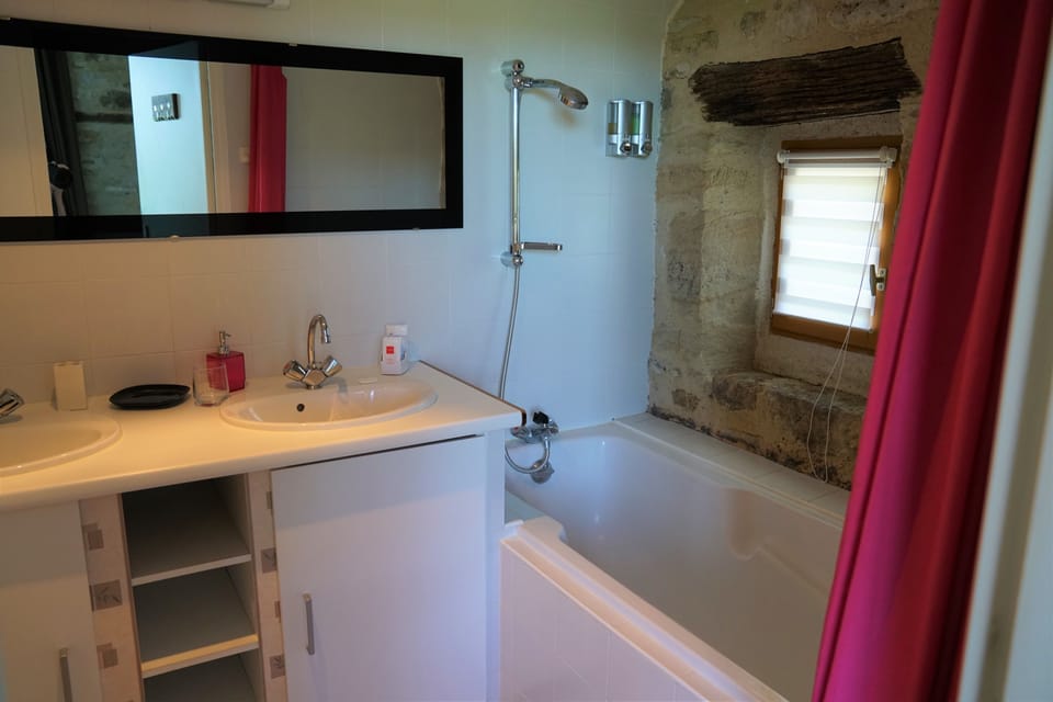 Panoramic Double Room | Bathroom | Combined shower/tub, free toiletries, hair dryer, towels