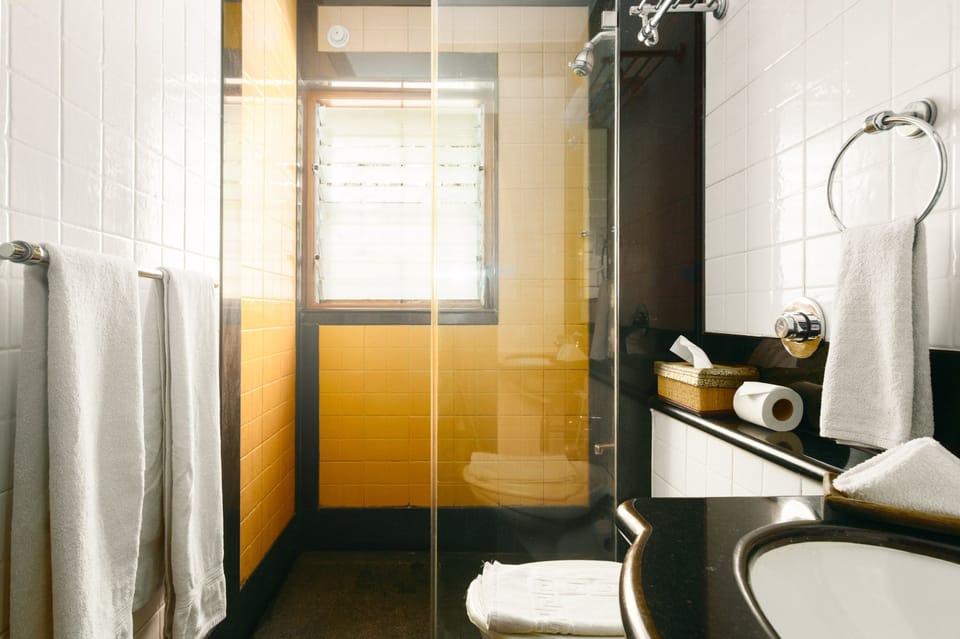 Family Twin Room | Bathroom | Shower, free toiletries, hair dryer, towels