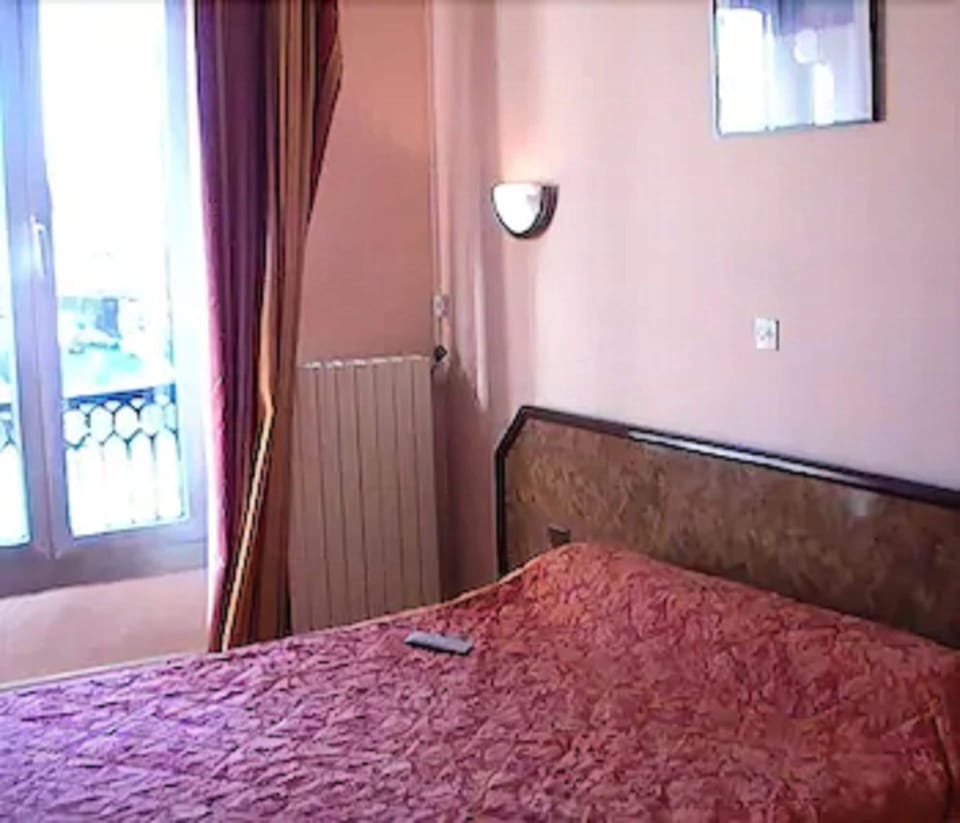 In-room safe, desk, soundproofing, free WiFi
