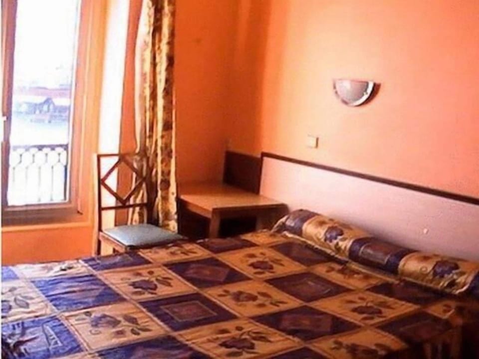 In-room safe, desk, soundproofing, free WiFi