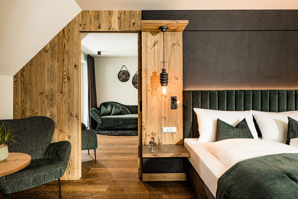 Panoramic Suite, 1 Bedroom, Mountain View, Corner | Premium bedding, in-room safe, desk, laptop workspace