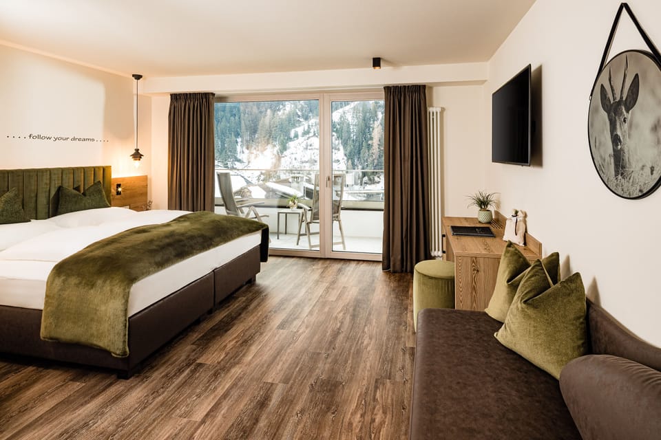 Premium Room | Premium bedding, in-room safe, desk, laptop workspace