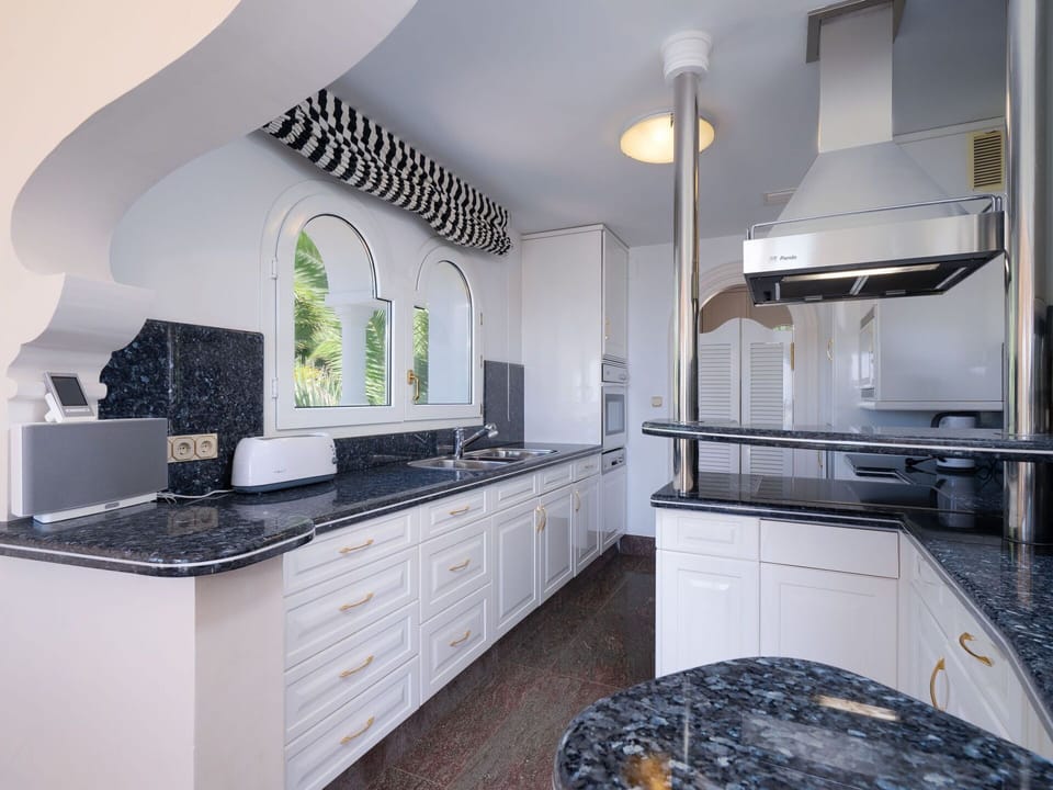Cabinetry, Countertop, Property, Sink, Furniture, Kitchen Stove, Kitchen Appliance, Kitchen, Tap, Lighting