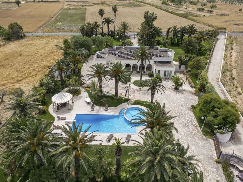 Plant, Water, Building, Tree, Arecales, Urban Design, Landscape, Real Estate, Leisure, Palm Tree