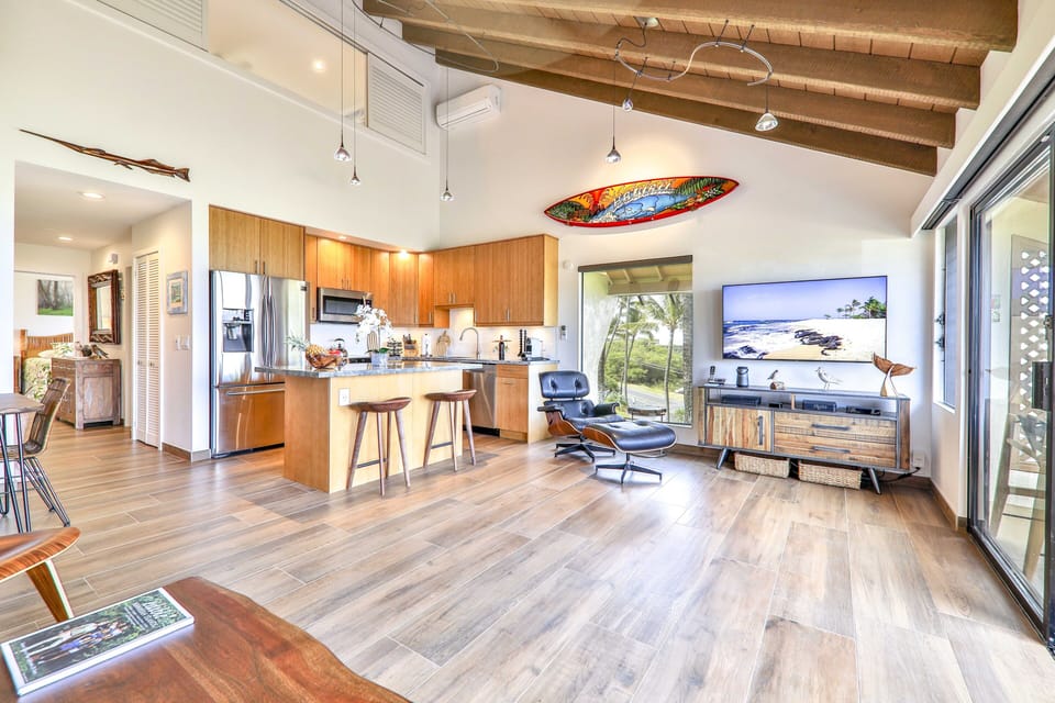 Kitchen and lounge area 