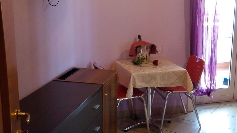 Desk, soundproofing, iron/ironing board, WiFi (free)