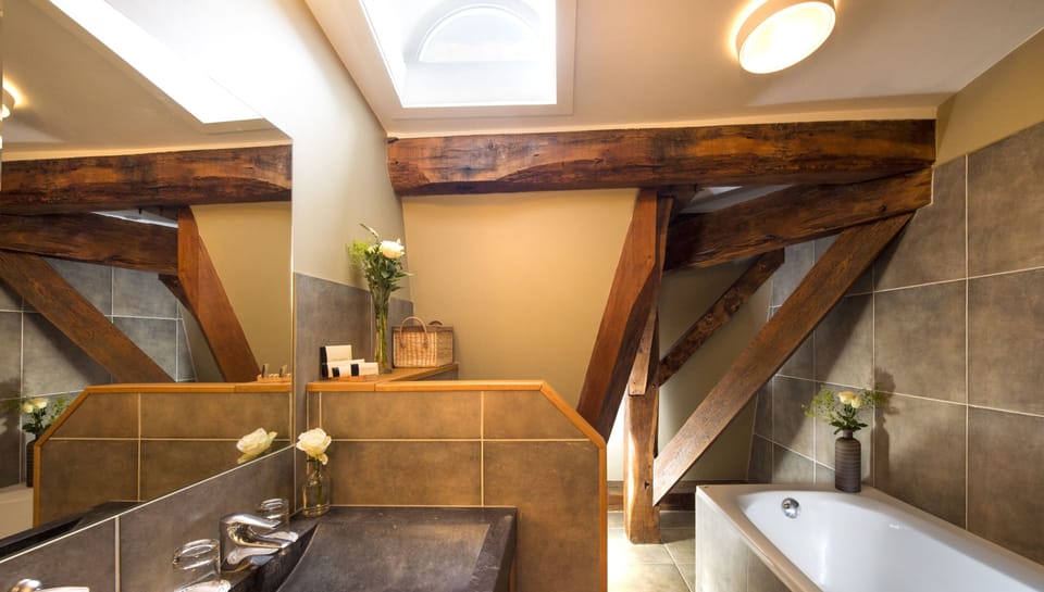 Suite | Minibar, in-room safe, desk, iron/ironing board (on request)