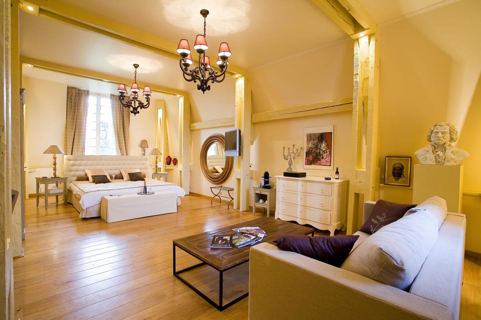 Suite | Minibar, in-room safe, desk, iron/ironing board (on request)