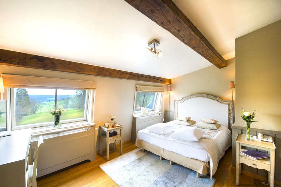 Club Room | Minibar, in-room safe, desk, iron/ironing board (on request)