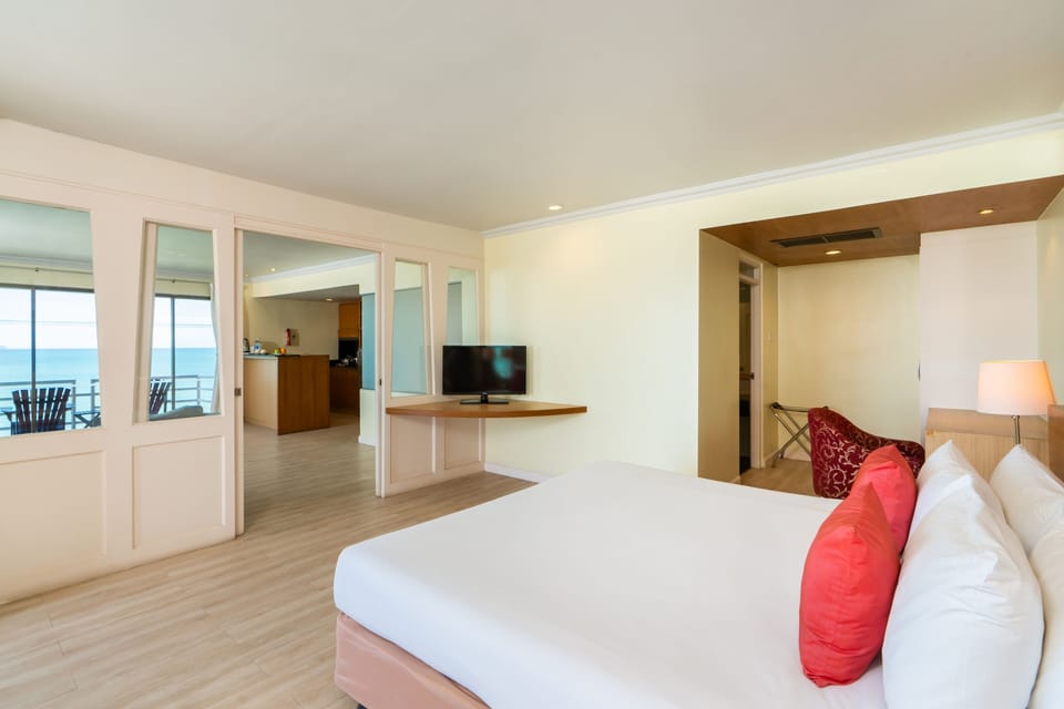 Panoramic Room, 1 King Bed, Sea View | In-room safe, laptop workspace, iron/ironing board, free WiFi