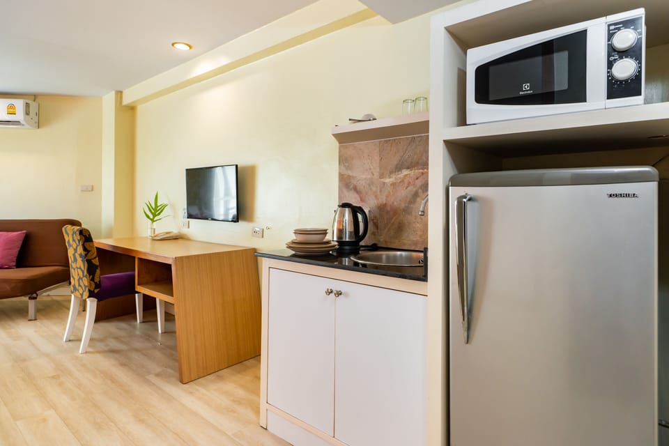 In-room safe, laptop workspace, iron/ironing board, free WiFi