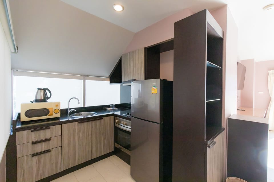 Prima Suite | Private kitchen | Fridge, microwave, coffee/tea maker, dining tables