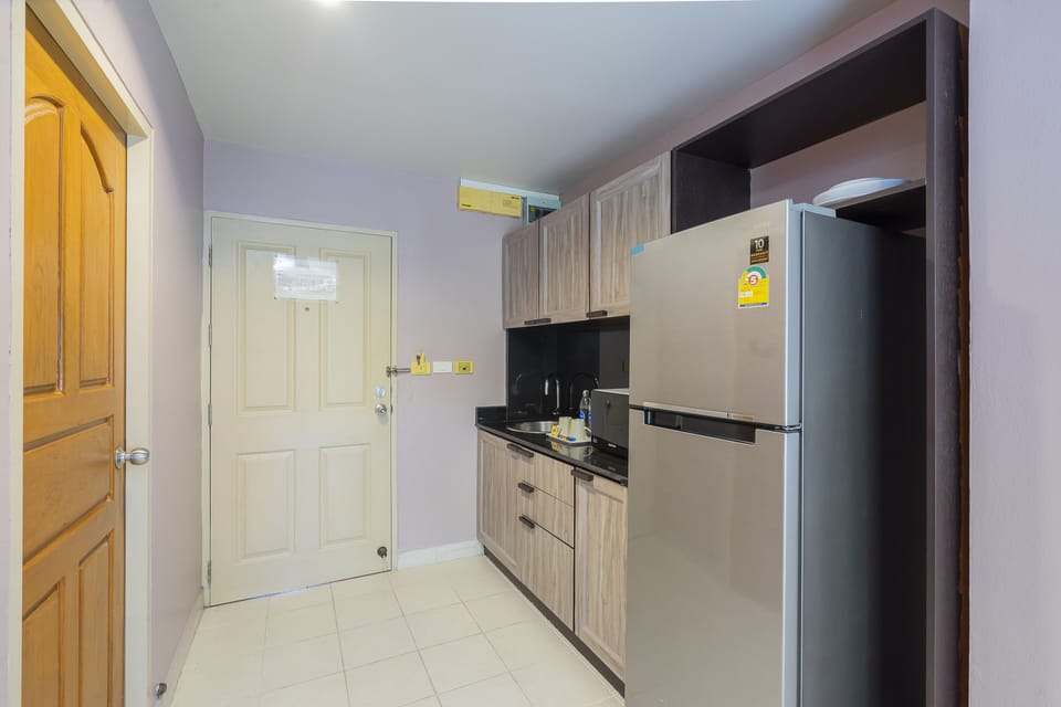 Fridge, microwave, coffee/tea maker, dining tables