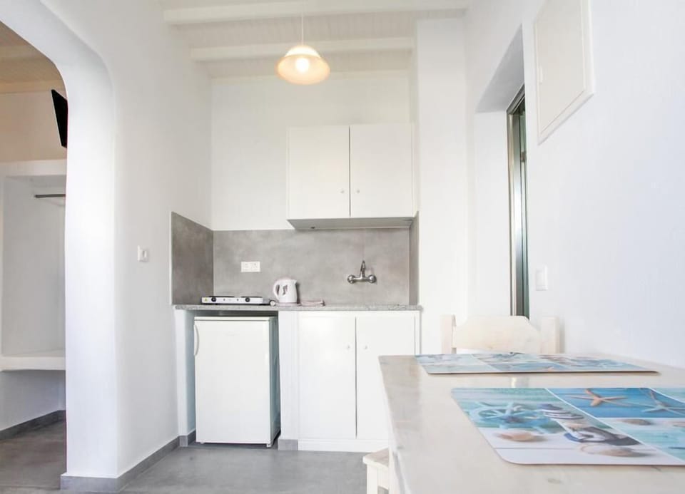 Studio | Private kitchenette | Fridge, stovetop, coffee/tea maker