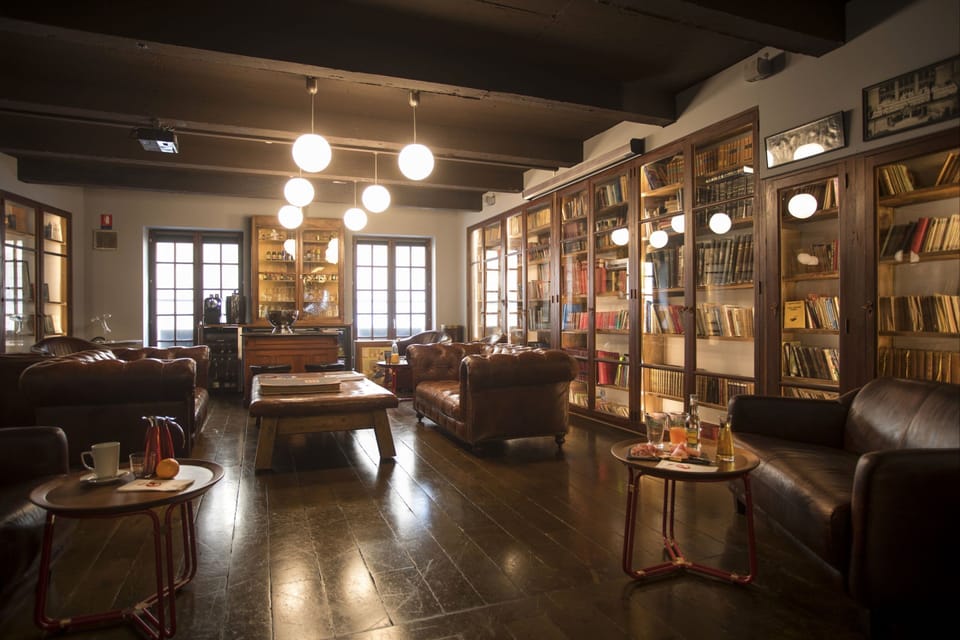 Lobby lounge