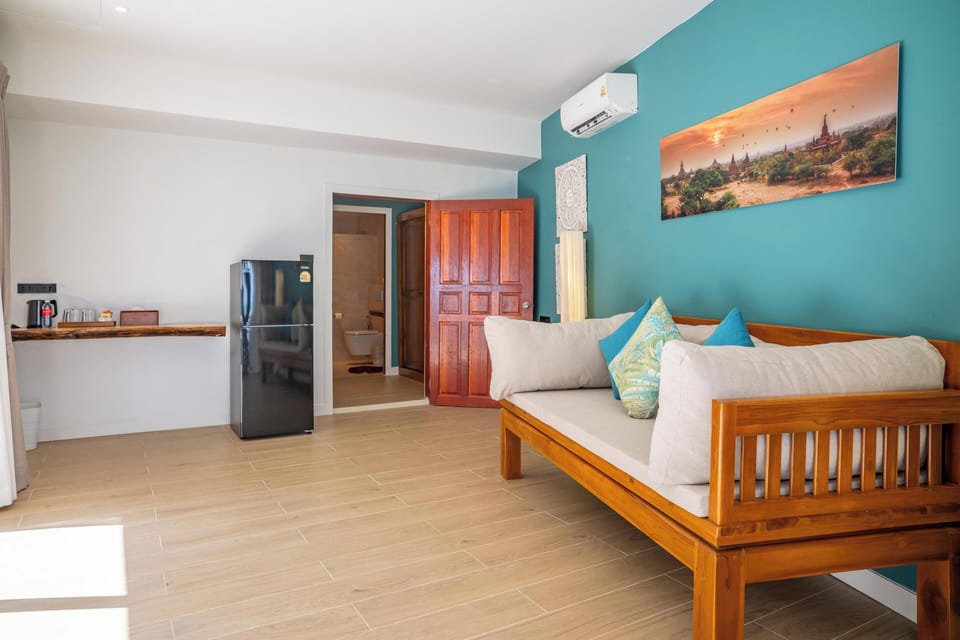 Beachfront Suite | Living room | 32-inch TV with cable channels, table tennis