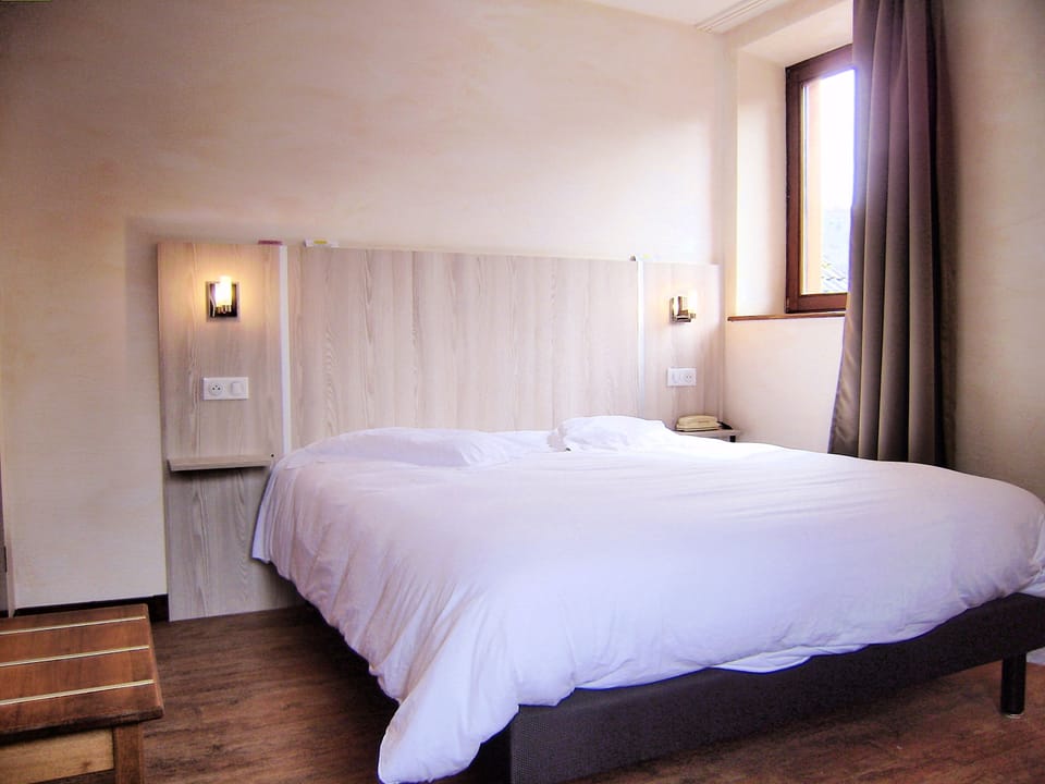 Basic Double Room (Basic) | Premium bedding, desk, blackout drapes, WiFi (free)