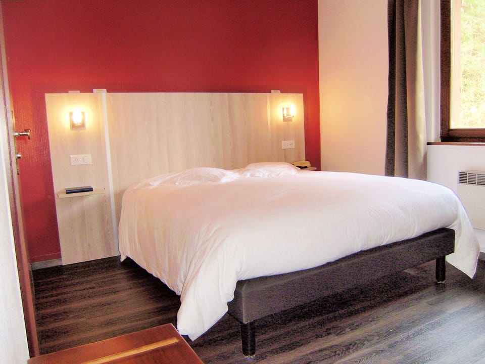 Premium bedding, desk, blackout drapes, WiFi (free)