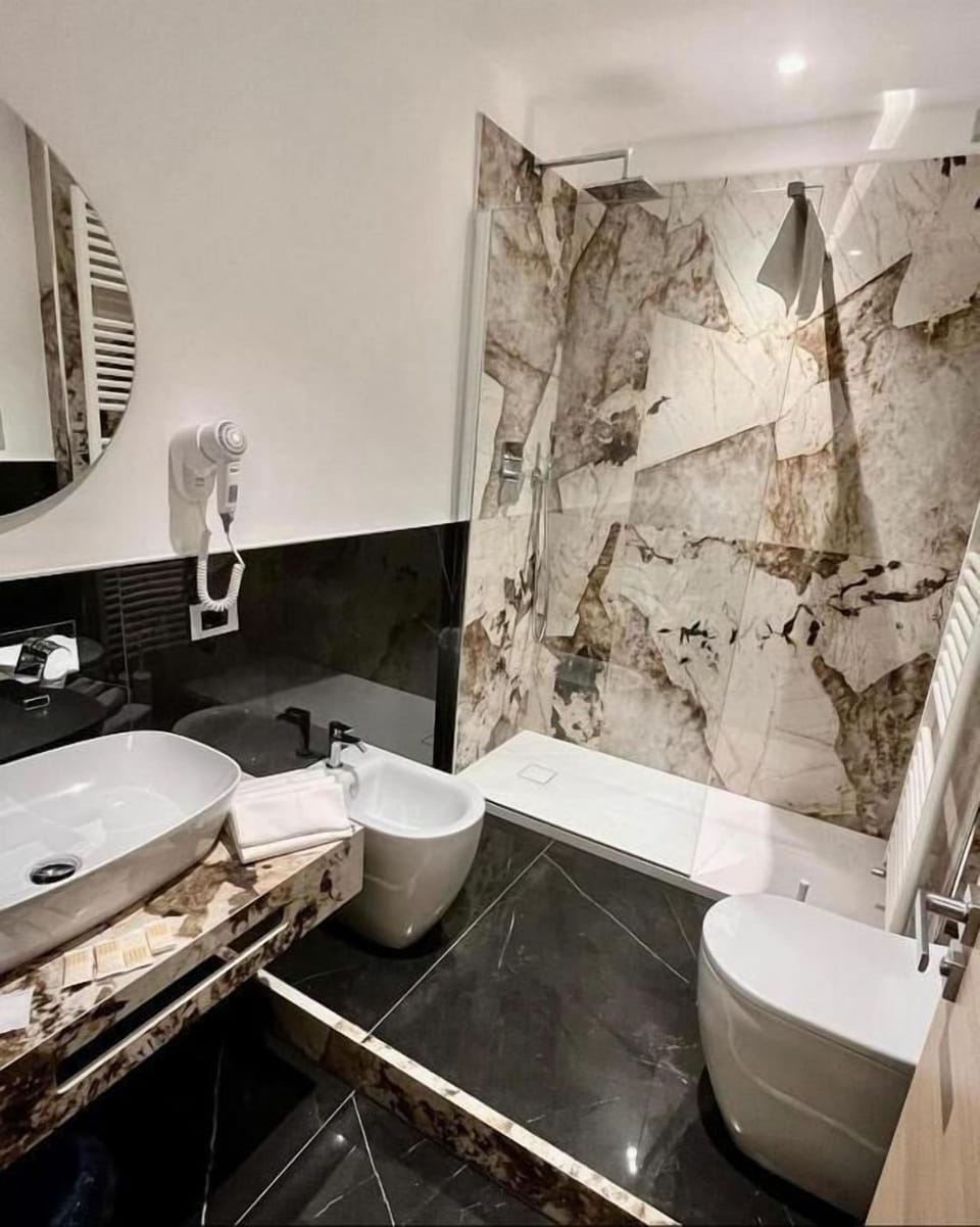 Shower, rainfall showerhead, free toiletries, hair dryer