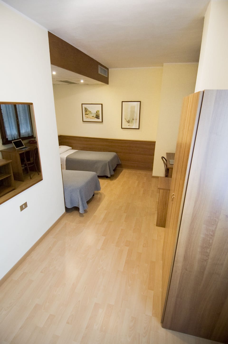 Twin Room | Minibar, desk, free WiFi, bed sheets
