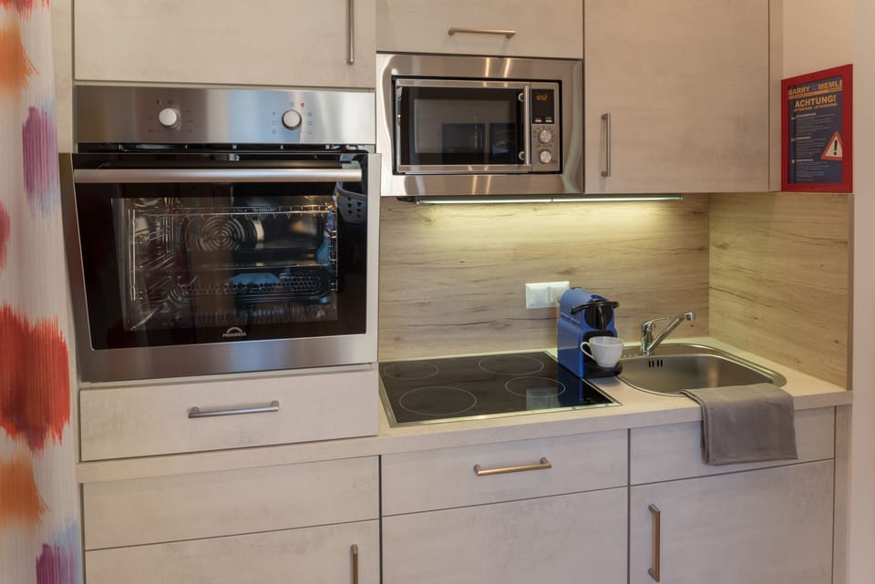 Double Room | Private kitchen | Fridge, microwave, coffee/tea maker, coffee grinder