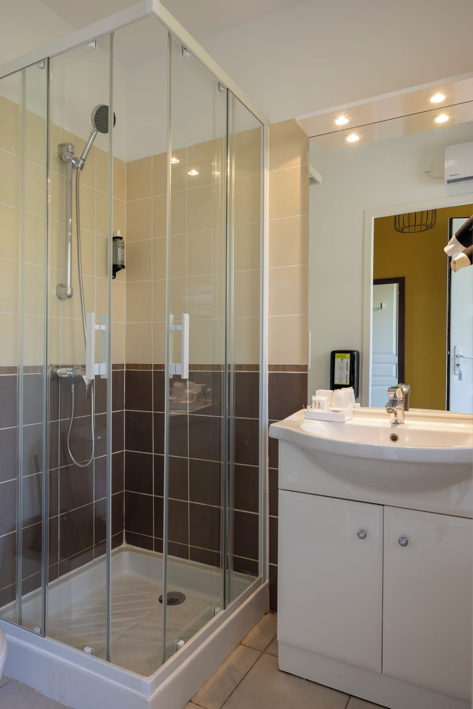 Family Quadruple Room | Bathroom | Combined shower/tub, free toiletries, hair dryer, towels