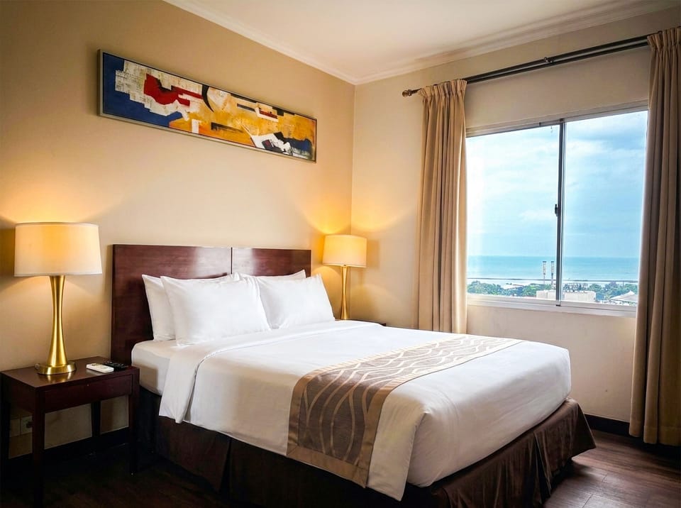 Executive Family Suite Ocean View | Minibar, in-room safe, desk, iron/ironing board