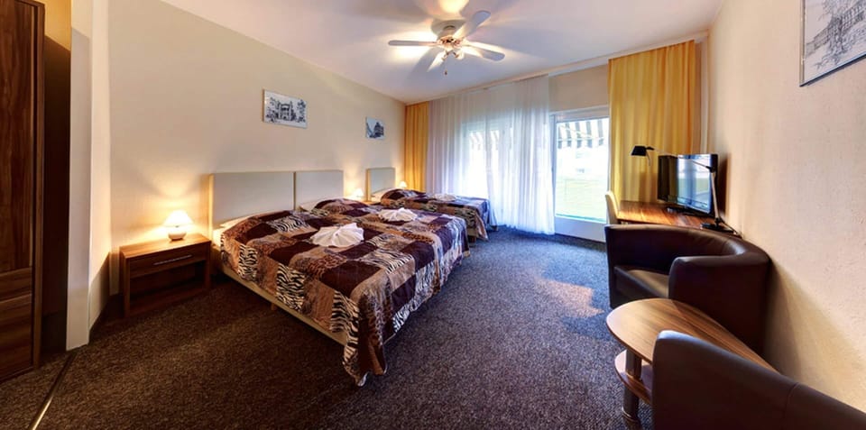Triple Room | In-room safe, free WiFi, bed sheets