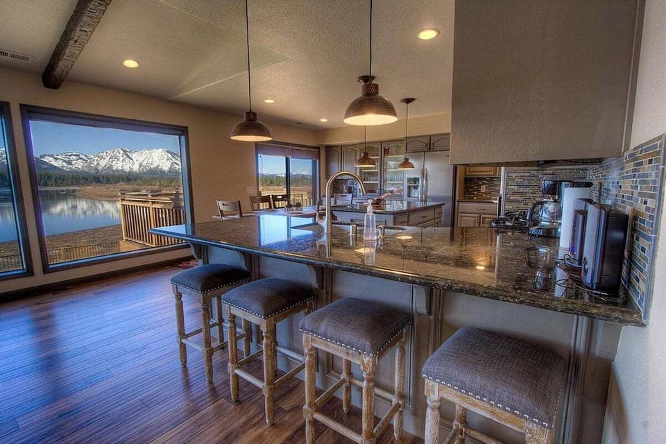 Upper level- Bar with mountain views