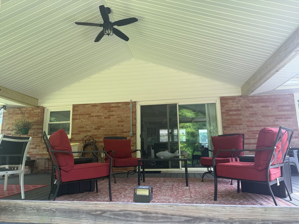 Large covered deck to enjoy the river even more !