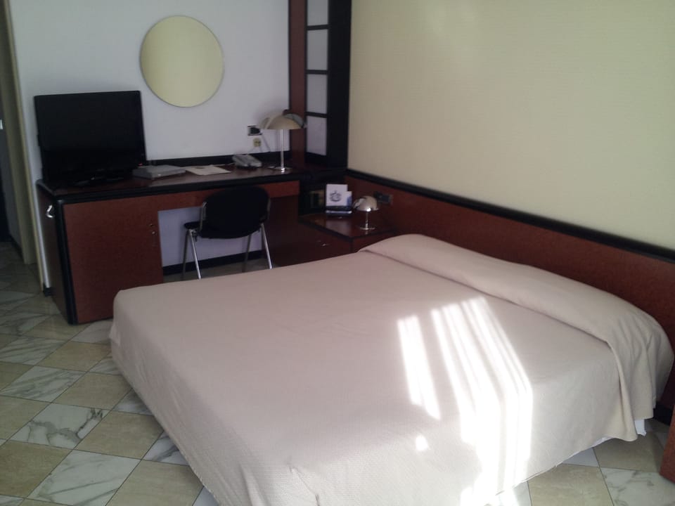 Single Room | Minibar, desk, soundproofing, WiFi (free)