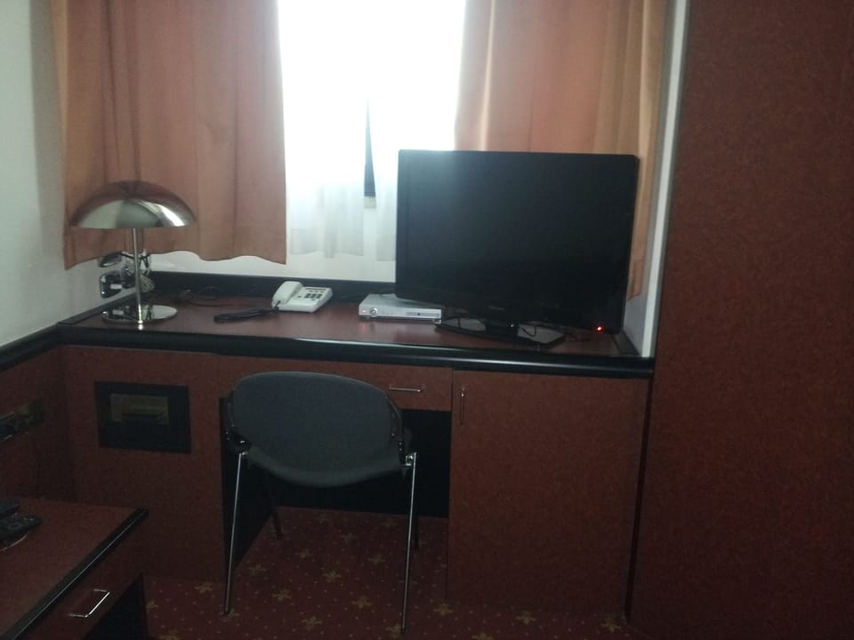 Minibar, desk, soundproofing, free WiFi