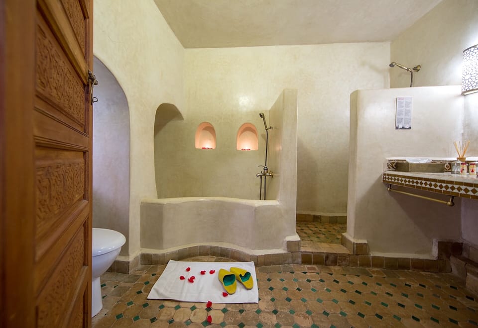 Comfort Suite | Bathroom | Free toiletries, hair dryer, towels