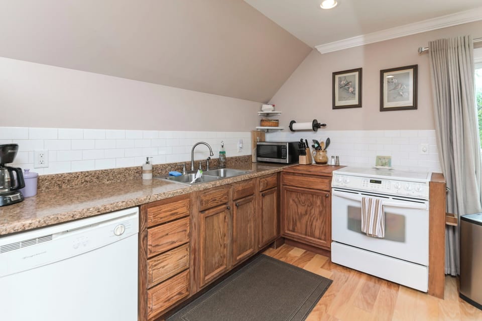 Full kitchen with everything you may need.
