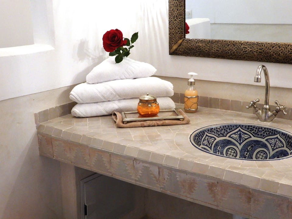 Deluxe Double Room | Bathroom | Hair dryer, towels