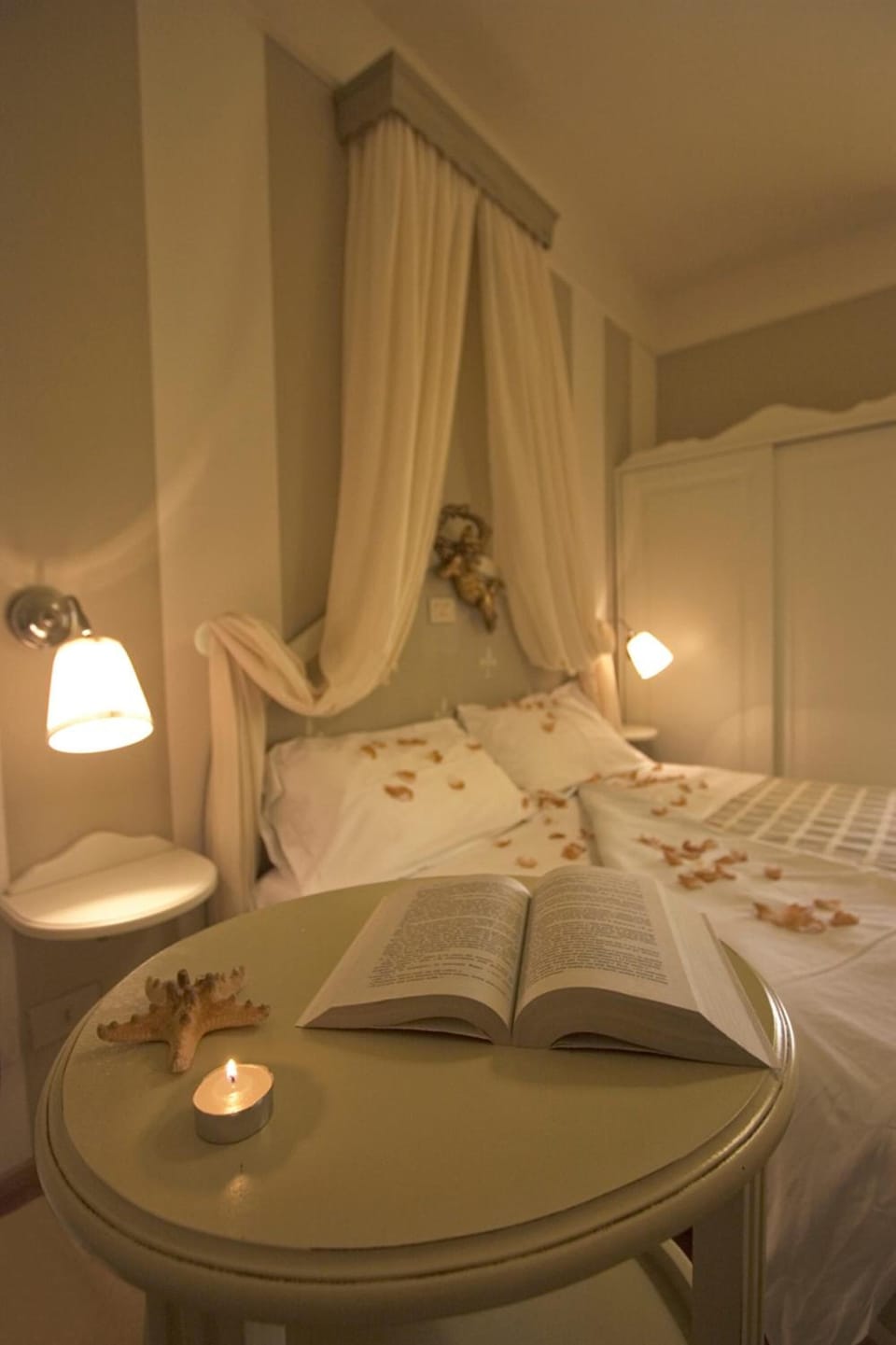 Minibar, in-room safe, desk, free WiFi