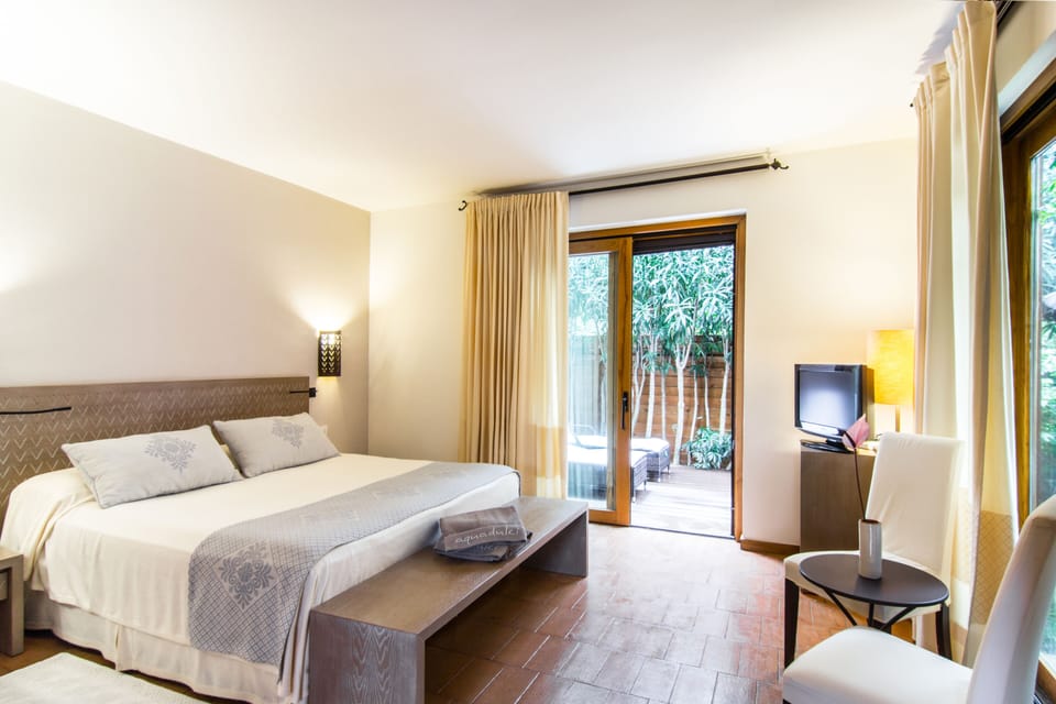 Superior Room, Garden View | Hypo-allergenic bedding, minibar, in-room safe, soundproofing