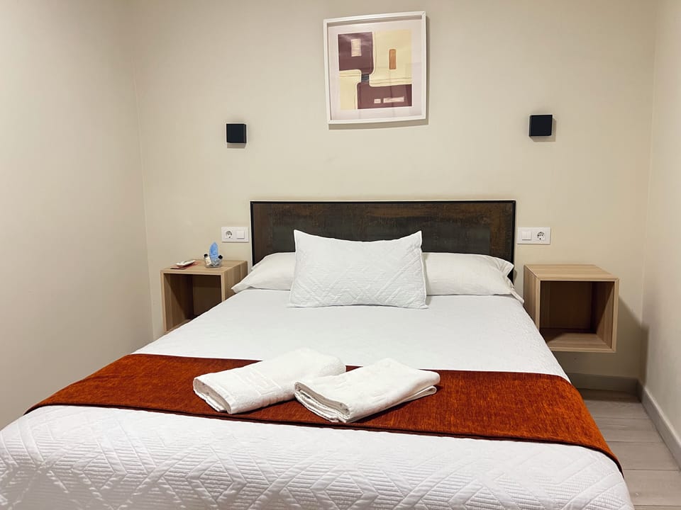Double Room, 1 Double Bed, Shared Bathroom | Free WiFi, bed sheets