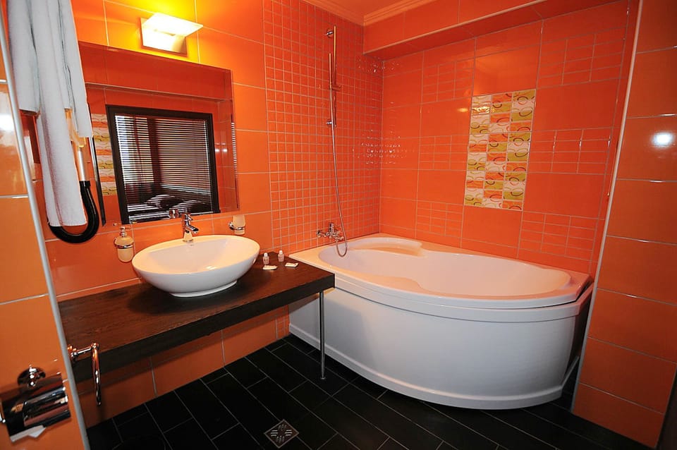 Combined shower/tub, hair dryer, towels