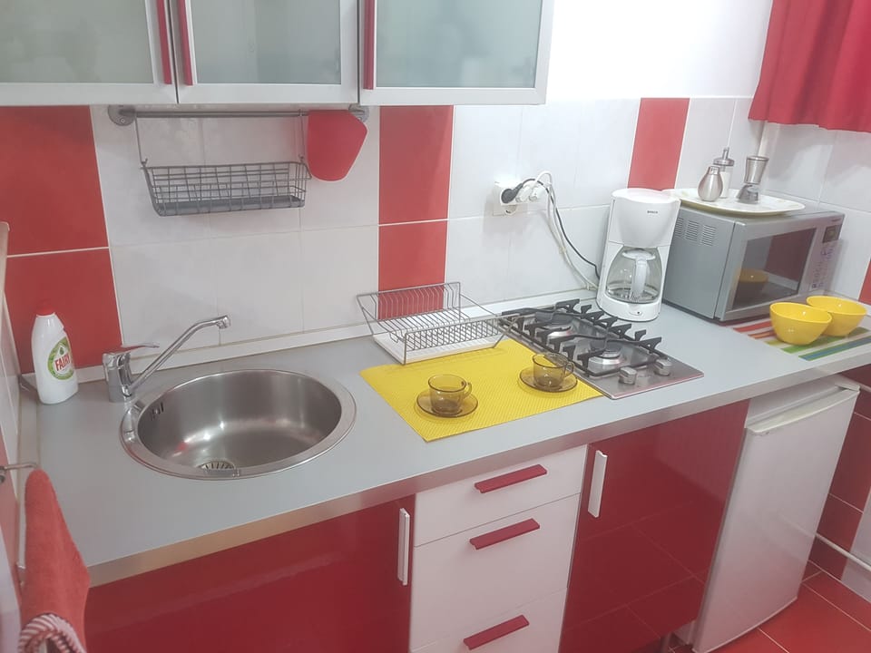 Deluxe Studio Suite | Private kitchen | Fridge, microwave, coffee/tea maker, electric kettle