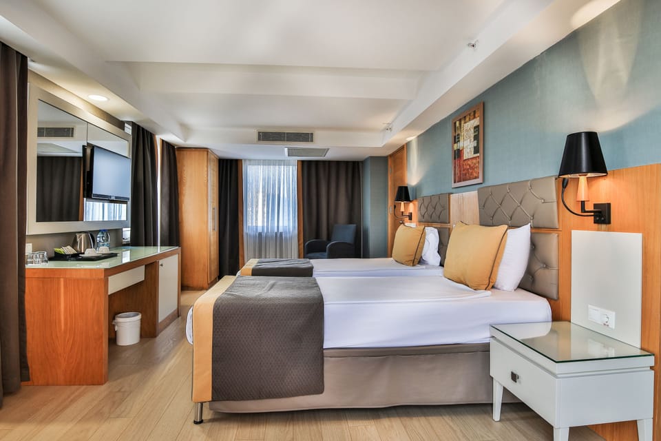 Double Room, Sea View | Minibar, in-room safe, desk, free WiFi