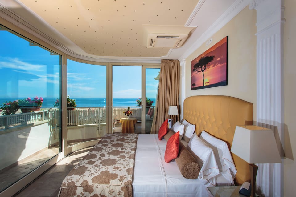 Suite with sea view | Egyptian cotton sheets, premium bedding, minibar, in-room safe