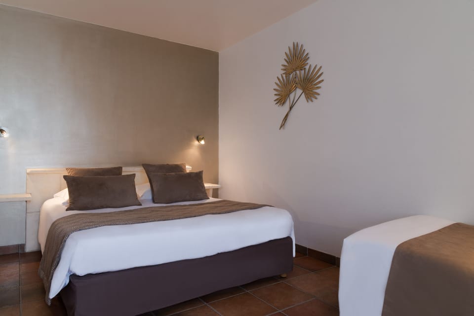 Minibar, in-room safe, soundproofing, free WiFi